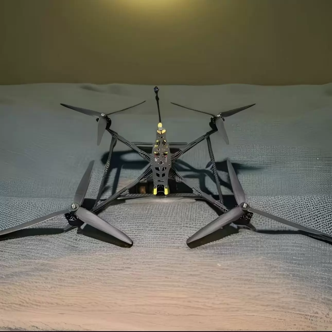 Yapay Zeka Rehberliği ve Fiber Optik İletim &Ouml;zellikli 13A FPV 13 in&ccedil; FPV İHA